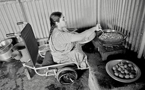 Une femme handicapée prépare de la nourriture pour ses collègues au Centre de Réhabilitation des Paralysés, CRP à Savar, Dhaka, Bangladesh. 2005. - Unbekannt Unbekannt